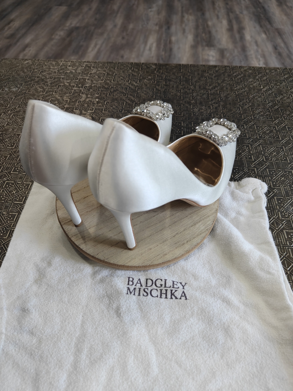 Badgley Mischka Women's Cher Crystal Buckle Pumps in white satin Size 8 EXC! - Picture 15 of 17